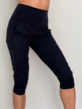 lululemon athletica Black Cropped Track Capri Pants